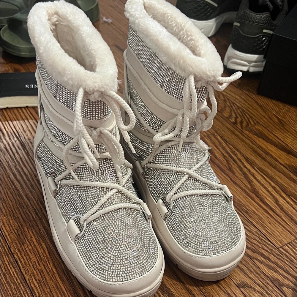 Stylish Women's Silver Winter Boots